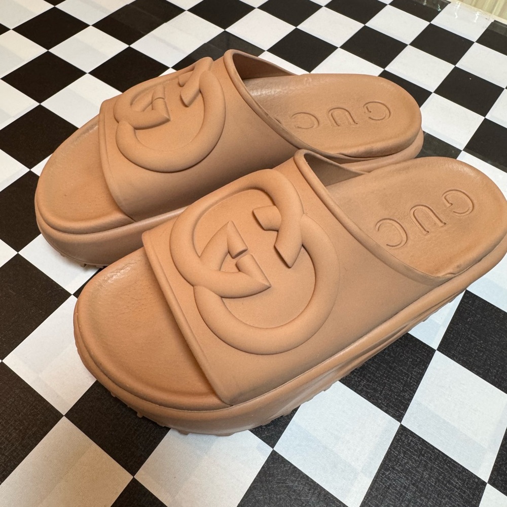 Gucci Logo rubber Slide Sandals in Tan 35